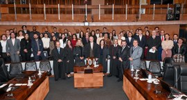 Membros da Corte do TRE-SP e estudantes de direito em visita institucional ao plenário