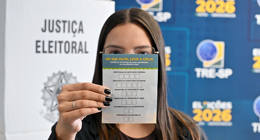 Anotar números dos candidatos na colinha ajuda a não errar os votos para os cargos em disputa na...