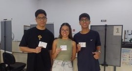 Jovem eleitor: trigêmeos de 17 anos tiram título juntos para ir às urnas pela 1ª vez