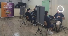 Estudantes do ensino médio também puderam esclarecer dúvidas sobre as urnas em ação realizada pe...