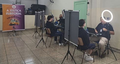 ‘Justiça Eleitoral vai até você’: jovens tiram o título em colégio da capital durante ação do TRE-SP Estudantes do ensino médio também puderam esclarecer dúvidas sobre as urnas em ação realizada pe...
