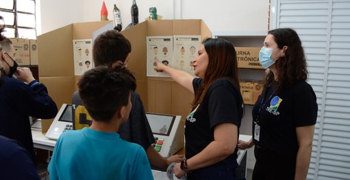 Participaram 192 estudantes do 8º e 9º anos do ensino fundamental, com idades entre 13 e 15 anos...