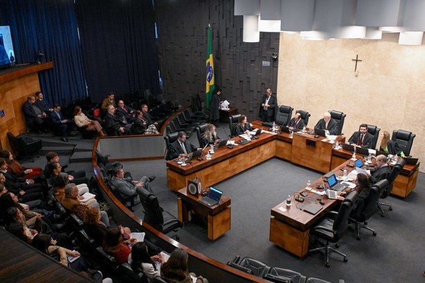 Vista aérea oblíqua do Tribunal Regional Eleitoral de São Paulo em plena sessão. No centro, magi...