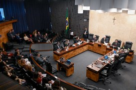 Vista aérea oblíqua do Tribunal Regional Eleitoral de São Paulo em plena sessão. No centro, magi...