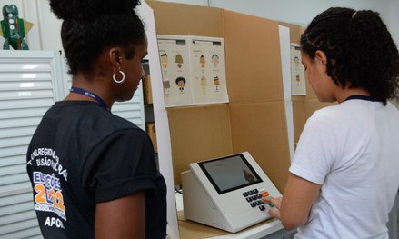 Participaram 192 estudantes do 8º e 9º anos do ensino fundamental, com idades entre 13 e 15 anos...