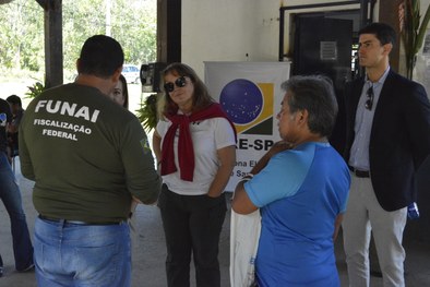 Eleitorado indígena da aldeia Ribeirão Silveira, no litoral paulista, em fila para acessar os se...