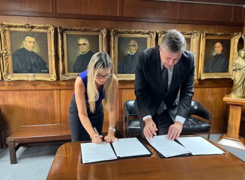 Os desembargadores Gilson Miranda e Silmar Fernandes renovaram convênio entre a EPM e Ejep até 2026