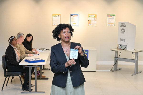 A secretária de Planejamento Estratégico e de Eleições, Regina Ruffino, deu orientações para o dia da votação