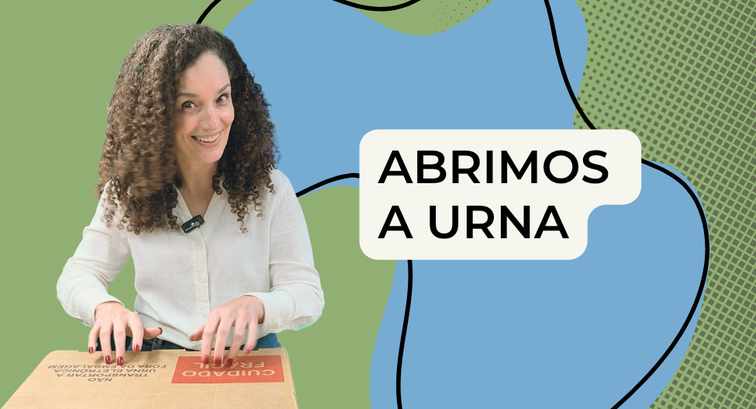 Capa do primeiro vídeo da série "Abrimos a Urna", com uma mulher tocando a caixa de transporte d...