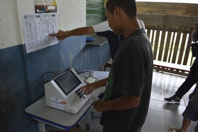 Cartaz com instruções para emissão do título de eleitor com tradução para a língua Guarani-mbya ...