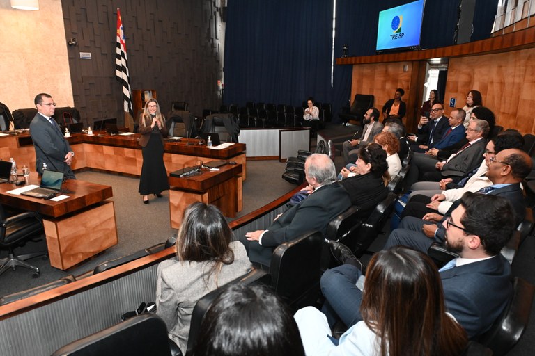 Alunas e alunos participaram de exposição dialogada com o assessor da Presidência, Sílvio César Teixeira, e a juíza assessora da Presidência do TRE-SP e diretora-executiva da Ejep, Fernanda Colombini Alunas e alunos participaram de exposição dialogada com o assessor da Presidência, Sílvio César ...