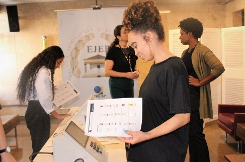 Alunas e alunos realizaram uma votação simulada nas urnas eletrônicas