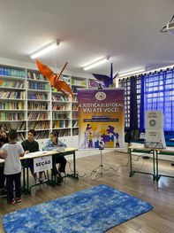 Aluno se prepara para votar na eleição para o grêmio estudantil da Escola Municipal de Ensino Fu...