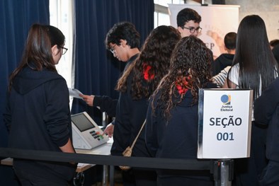 O juiz assessor da presidência do TRE-SP, Renato Siqueira, fala aos estudantes do Mackenzie na c...