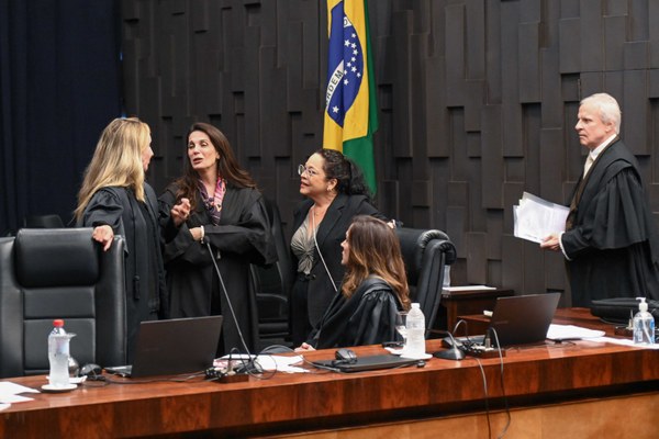As juízas Maria Cláudia Bedotti, Domitila Prado Manssur e Lúcia Fonseca Fanucchi em uma sessão marcada pela presença feminina
