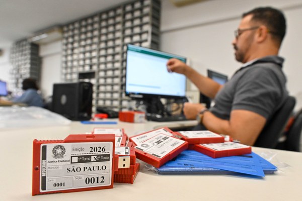 As mídias removíveis nas quais os dados são transmitidos às urnas