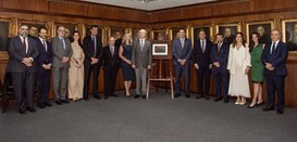 Integrantes da Corte ao lado do retrato