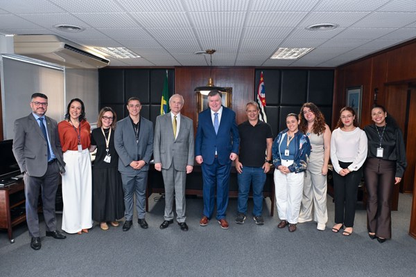 Autoridades, colaboradores e colaboradoras do TRE-SP e da Secretaria de Estado dos Direitos da Pessoa com Deficiência durante cerimônia de assinatura