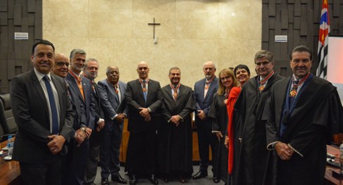 Autoridades com os agraciados com o Colar do Mérito Eleitoral Paulista