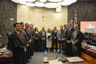 Marcelo Salum, delegado da Polícia Federal, recebe das mãos do presidente do TRE-SP, desembargad...