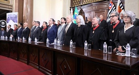 Autoridades na mesa de posse solene, no Salão dos Passos Perdidos Autoridades na mesa de posse solene, no Salão dos Passos Perdidos
