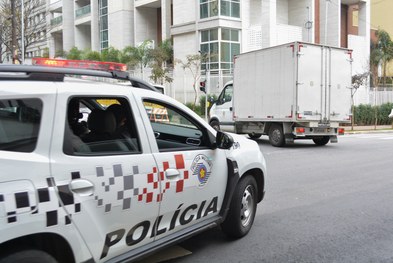 Caminhão da Justiça Eleitoral paulista com urnas eletrônicas escoltado pela Polícia Militar