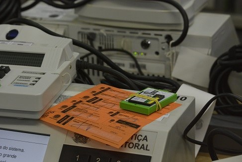 Carga de mídia e preparação das urnas Carga de mídia e preparação das urnas