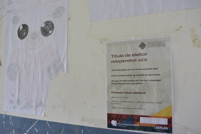 Cartaz com instruções para emissão do título de eleitor com tradução para a língua Guarani-mbya ...