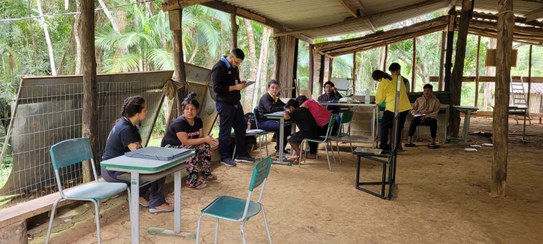 O cacique da aldeia Itapoã, Marcilio da Silva, toca uma música sagrada em frente à casa de reza,...