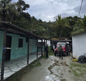 Equipes da Justiça Eleitoral durante teste dos modens BGAN em Castelhanos, Ilhabela, em ação do ...