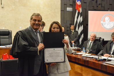 Marcelo Salum, delegado da Polícia Federal, recebe das mãos do presidente do TRE-SP, desembargad...