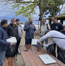 Equipes da Justiça Eleitoral durante teste dos modens BGAN em Castelhanos, Ilhabela, em ação do ...