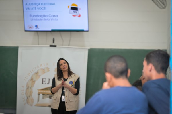 Coordenadora da Ejep, Vanessa Diniz, fez palestra sobre a importância do voto