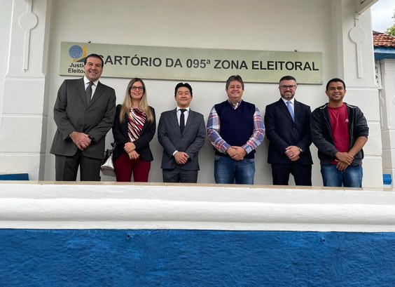 Da esq. para a dir., o corregedor regional eleitoral, desembargador Silmar Fernandes, a juíza assessora da Corregedoria, Fernanda Simões Colombini, o juiz da 95ª ZE — Pirajuí, Rafael Morita Kayo, o chefe do cartório da 95ª ZE, Fabiano Marques do Amaral, o secretário da Corregedoria, André Luiz Pavim, e o técnico judiciário da 95ª ZE Wesley Costa de Aguiar Da esq. para a dir., o corregedor regional eleitoral, desembargador Silmar Fernandes, a juíza as...