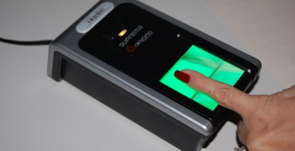 Dedo realizando captação biométrica
Biometria
