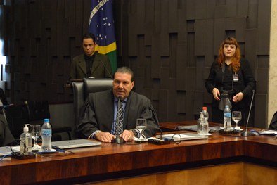 Marcelo Salum, delegado da Polícia Federal, recebe das mãos do presidente do TRE-SP, desembargad...