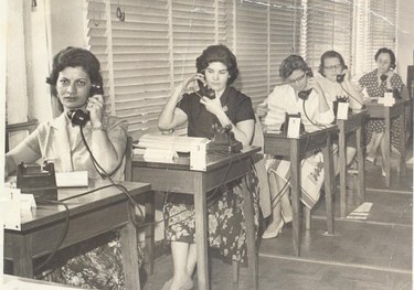 Telefonistas do TRE-SP na Central de Atendimento ao Eleitor nos anos 1950/1960