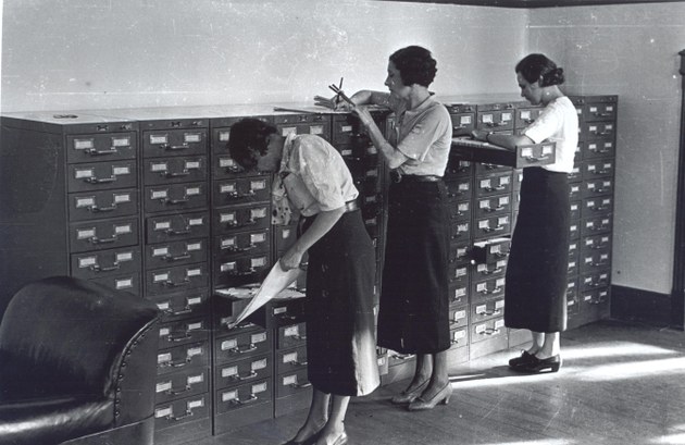 Servidoras do TRE-SP trabalhando no fichário geral, que continha informações de eleitores, na dé...