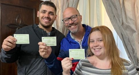 Veja o perfil dos mesários de SP: a maioria são mulheres (71%), solteiros ou solteiras (51%), na...