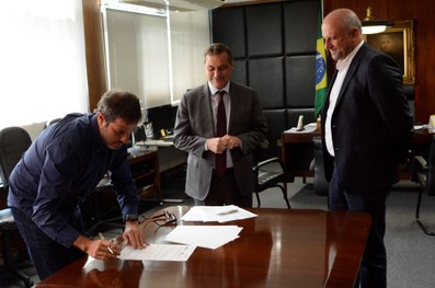 Diretor executivo da Fundação Florestal, Rodrigo Levkovicz, assina acordo de cooperação observad...
