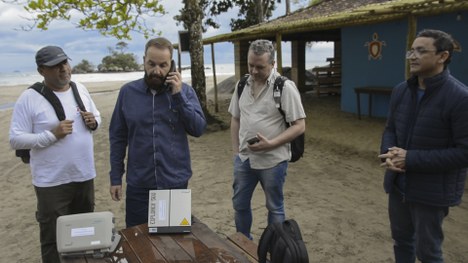 Equipes da Justiça Eleitoral durante teste dos modens BGAN em Castelhanos, Ilhabela, em ação do ...