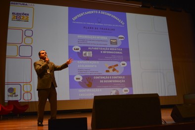 Presidente do TRE-SP Paulo Galizia faz discurso de abertura ao lado do reitor da Universidade Ma...