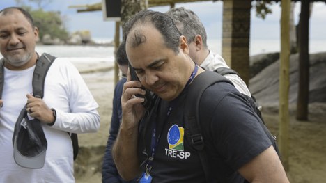 Equipes da Justiça Eleitoral durante teste dos modens BGAN em Castelhanos, Ilhabela, em ação do ...