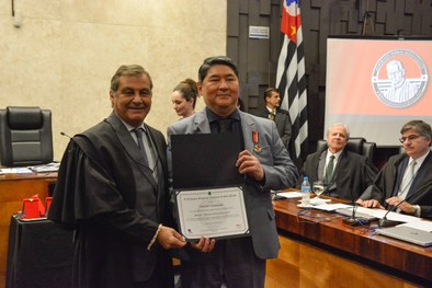 Marcelo Salum, delegado da Polícia Federal, recebe das mãos do presidente do TRE-SP, desembargad...