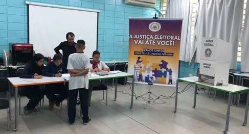 Eleição do grêmio estudantil da EMEF Jardim Fontális, na zona norte da cidade de São Paulo.