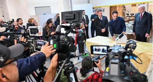 Várias câmeras e jornalistas gravam e assistem a cerimônia de carga e lacração das urnas eletrôn...