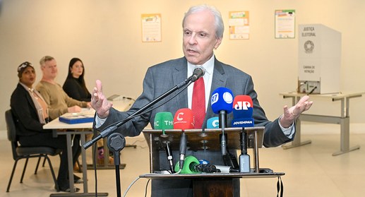 O presidente do TRE-SP, desembargador Encinas Manfré, em frente a microfones de veículos de impr...