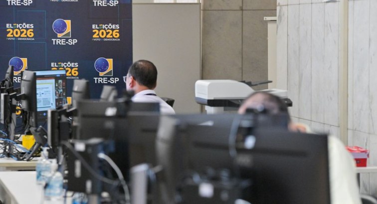 Foto mostra balcão de atendimento para registro de candidaturas no TRE-SP destacando o logo das ...