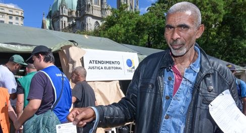 Eleitor Eliezer de Lima exibe seu título eleitoral