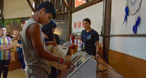 Eleitor participa de votação simulada em urna eletrônica